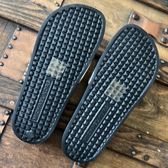 Michael Kors Slide NWOT - Picture 2 of 3